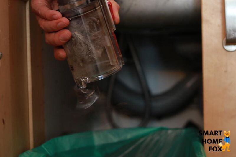 Emptying the dirt container